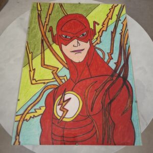 Rysunek przedstawiający superbohatera Flash w intensywnych kolorach, z charakterystycznym czerwonym kostiumem i błyskawicą na piersi, umieszczony na okrągłym stole.